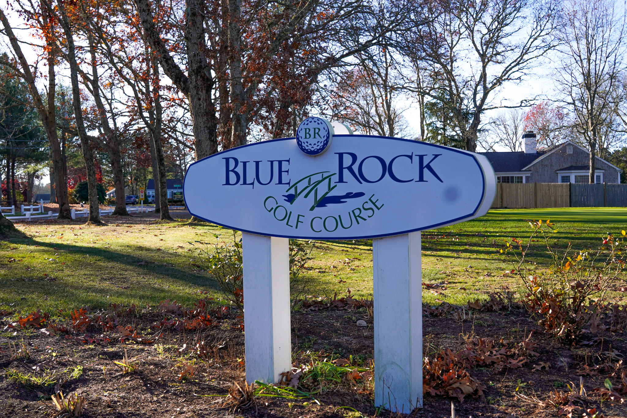 golf course sign that reads "blue rock"